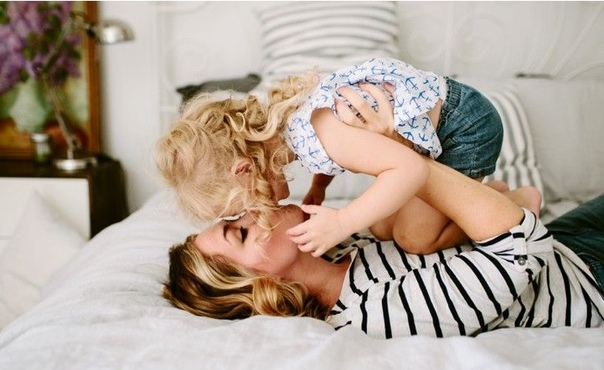 Тетя легла рядом. Мамы совращают детей. Объятия влюбленных. Однажды ночью (2012). Парееьиилевушка лежат в обниммку.