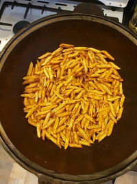 макароны с мясом в казане. макароны в казане на костре. макароны по-флотски с фаршем на сковороде. макароны по флотски в казане на костре. макароны в казане на плите.