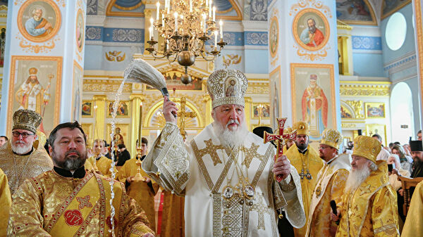 Глава Русской православной церкви патриарх Кирилл заявил, что священнослужителей пытаются опорочить, в том числе распространяя слухи об их богатстве, так как они говорят правду, неприятную