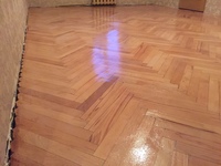 Добрый паркет санкт-петербург. Циклевка паркета без выноса мебели. Циклёвка паркета в спб. Отциклевать паркет. Циклевка паркета лак.