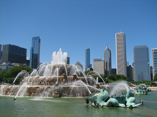 Букингемский фонтан (Bucingham Fountain), Чикаго (штат Иллинойс, США) Букингемский фонтан в Чикаго (Bucingham Fountain) является одним из крупнейших и красивейших фонтанов мира. Он считается