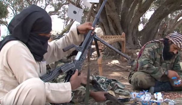 аль каида на аравийском полуострове. заложников ведут алькаида. аль-каида на аравийском полуострове" (акап). асбат аль ансар флаг. аль каида на аравийском полуострове.